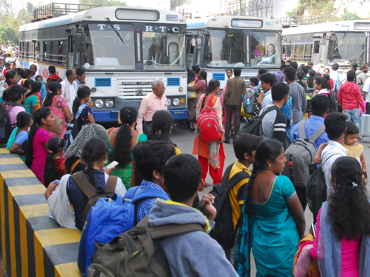 Heavy Rush in Secunderabad Railway Photo Gallery - Sakshi34