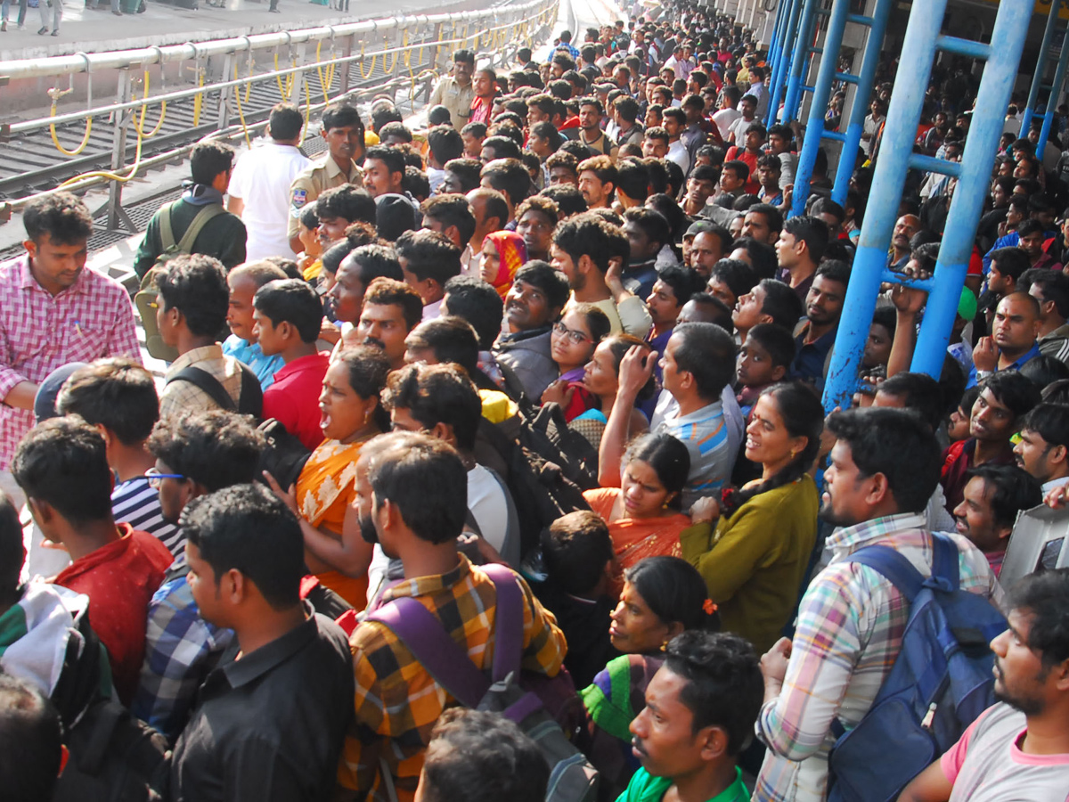  Huge Rush at Secunderabad Railway Station Photo Gallery - Sakshi11