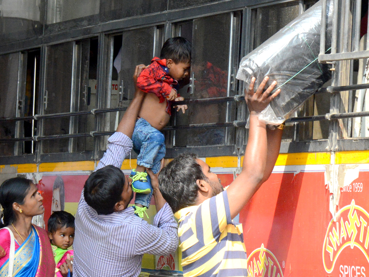  Huge Rush at Secunderabad Railway Station Photo Gallery - Sakshi15