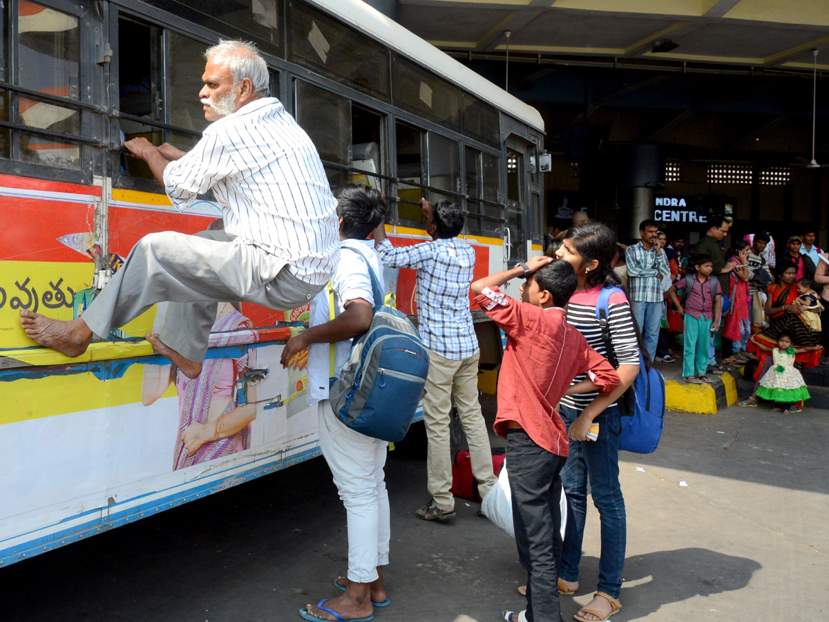  Huge Rush at Secunderabad Railway Station Photo Gallery - Sakshi16