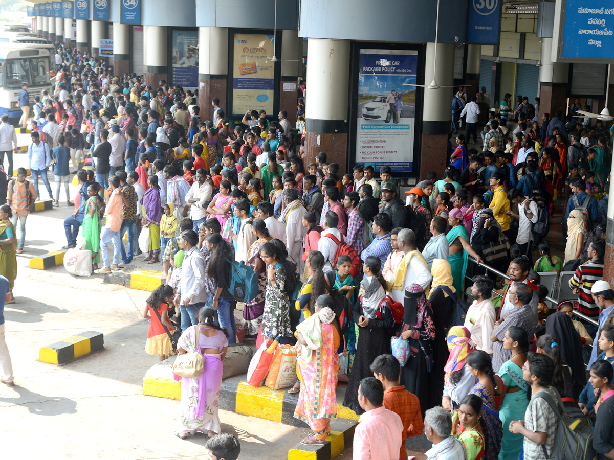  Huge Rush at Secunderabad Railway Station Photo Gallery - Sakshi17