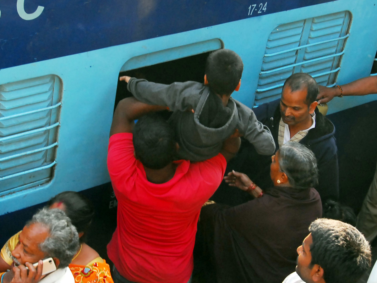  Huge Rush at Secunderabad Railway Station Photo Gallery - Sakshi3