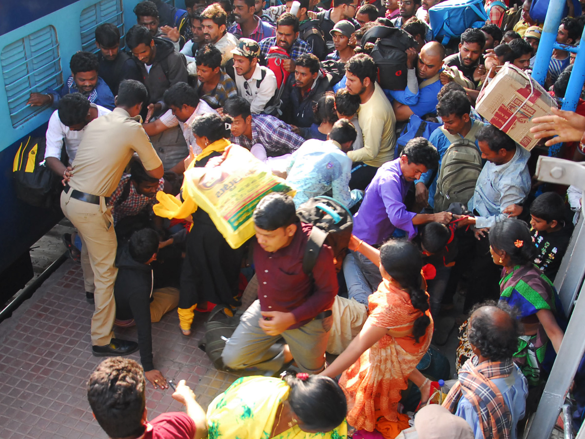  Huge Rush at Secunderabad Railway Station Photo Gallery - Sakshi7