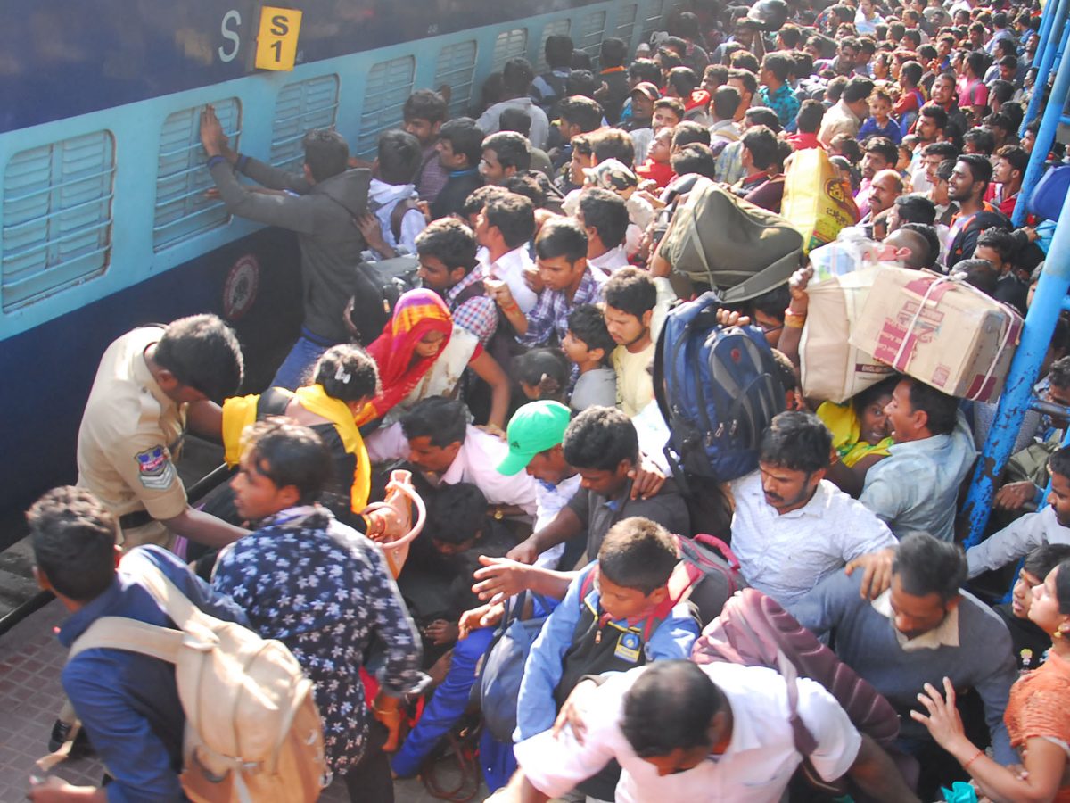  Huge Rush at Secunderabad Railway Station Photo Gallery - Sakshi8