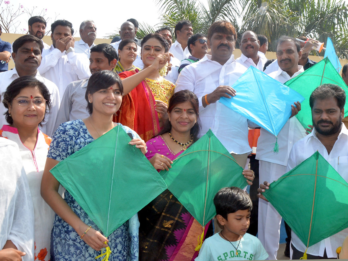 kites festival Photo Gallery - Sakshi5