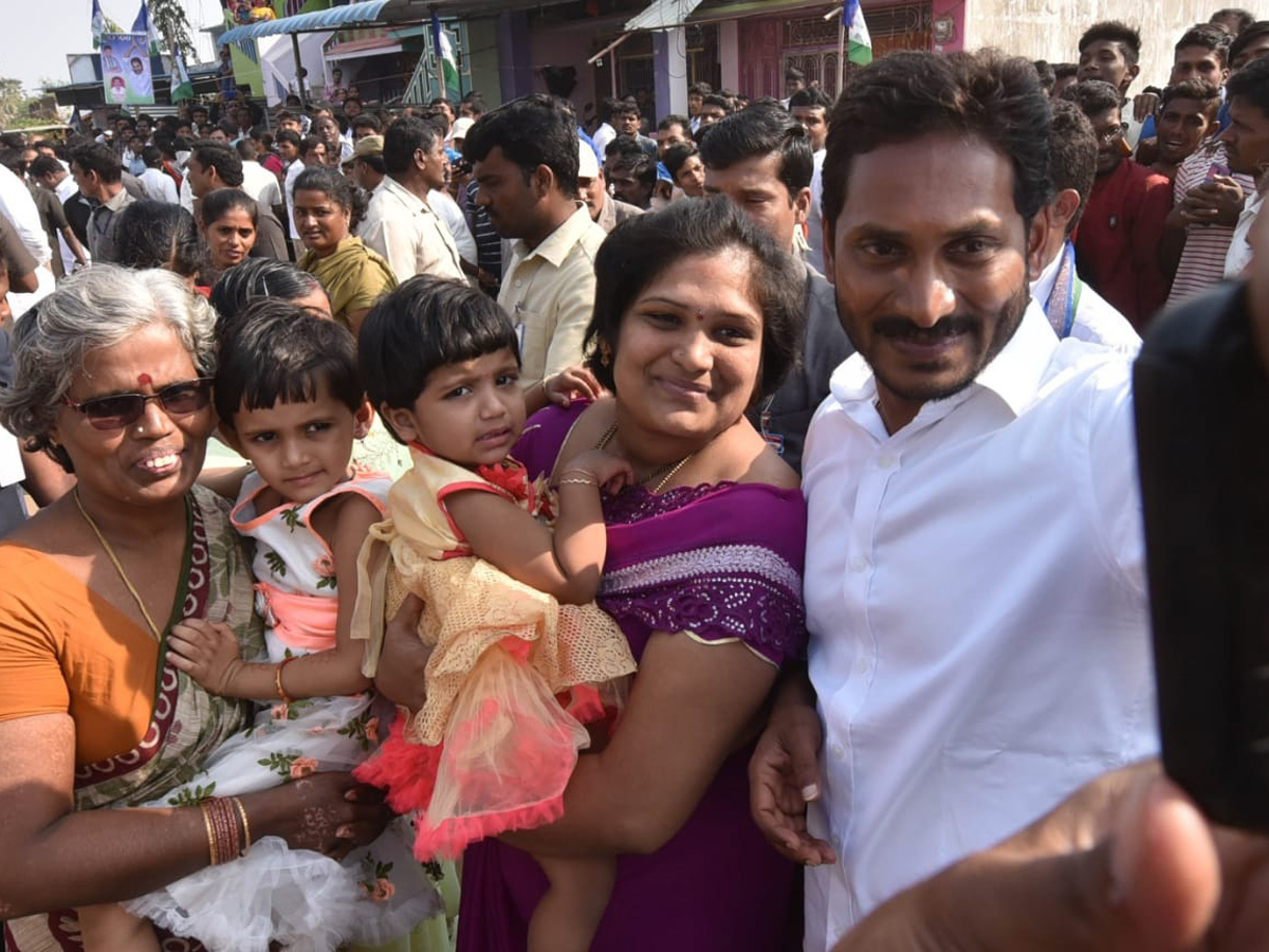 YS jagan padayatra at Srikakulam photo gallery - Sakshi4