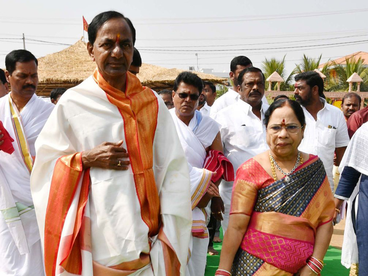 CM KCR Sahasra Chandi Yagam continued on Third Day Photo Gallery - Sakshi11