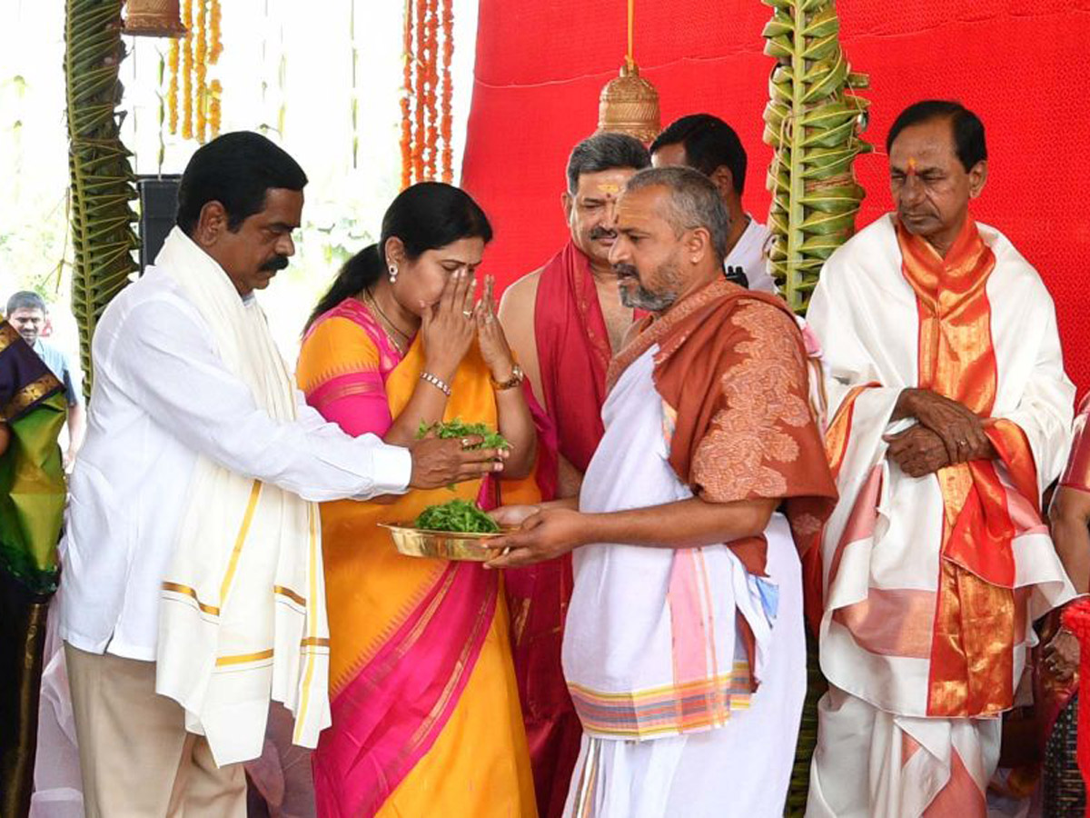 CM KCR Sahasra Chandi Yagam continued on Third Day Photo Gallery - Sakshi13