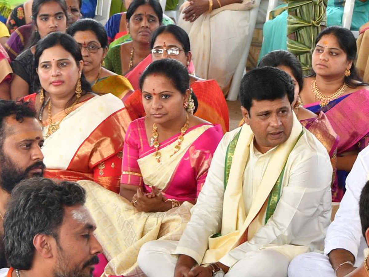 CM KCR Sahasra Chandi Yagam continued on Third Day Photo Gallery - Sakshi14