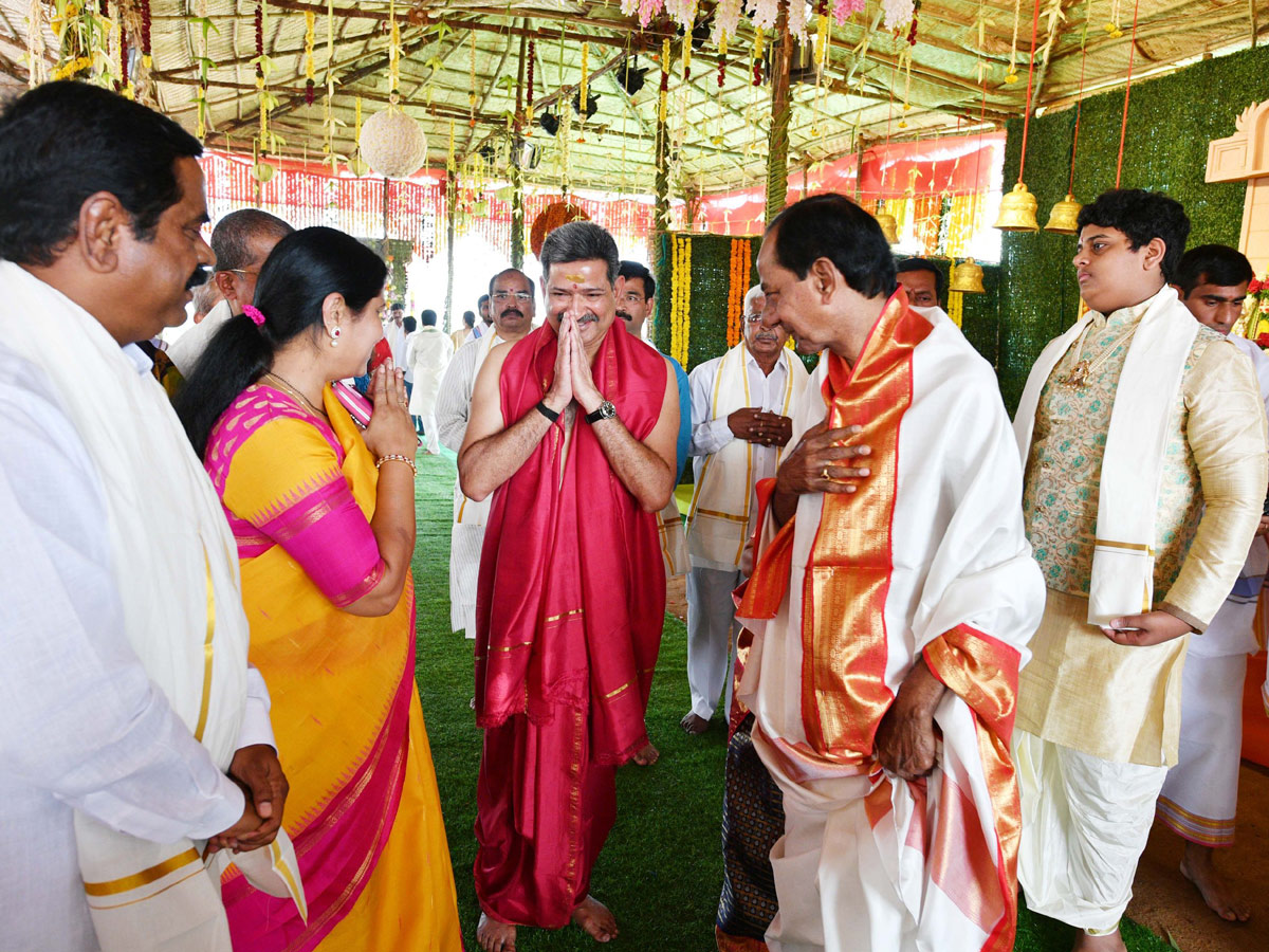 CM KCR Sahasra Chandi Yagam continued on Third Day Photo Gallery - Sakshi16