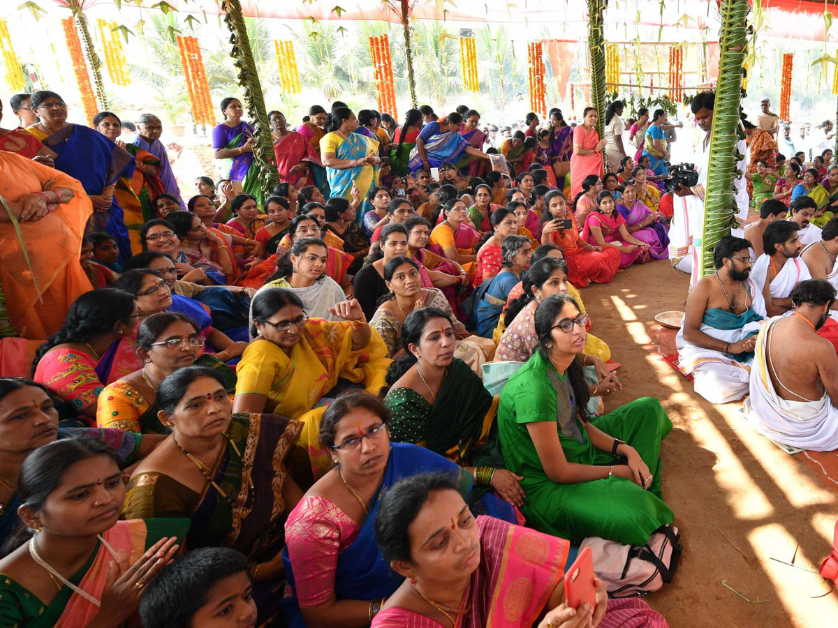 CM KCR Sahasra Chandi Yagam continued on Third Day Photo Gallery - Sakshi18