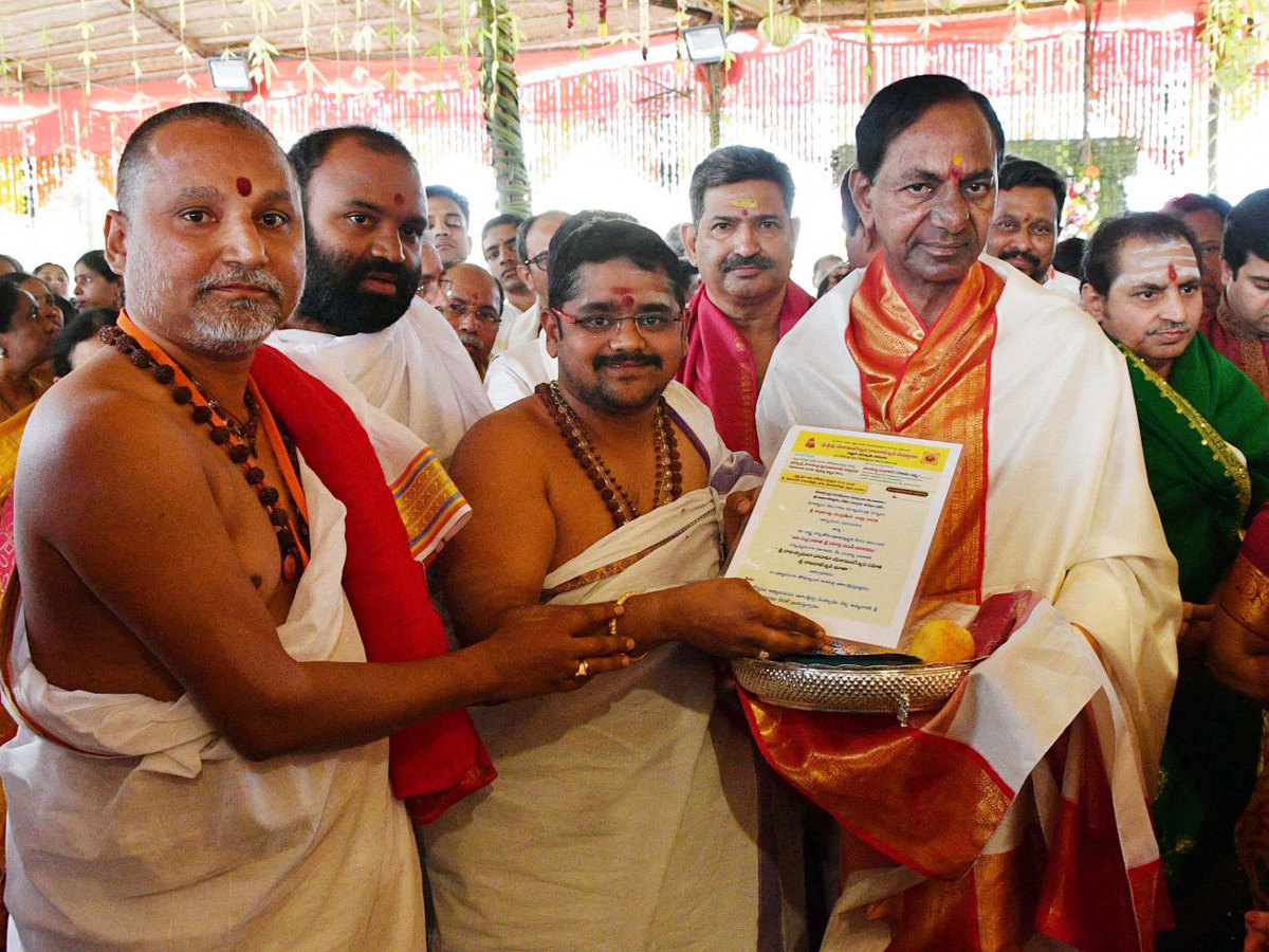 CM KCR Sahasra Chandi Yagam continued on Third Day Photo Gallery - Sakshi2