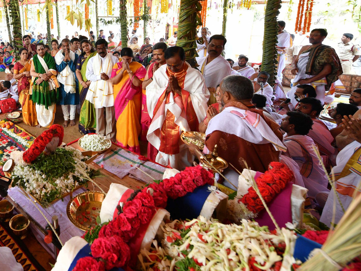 CM KCR Sahasra Chandi Yagam continued on Third Day Photo Gallery - Sakshi19