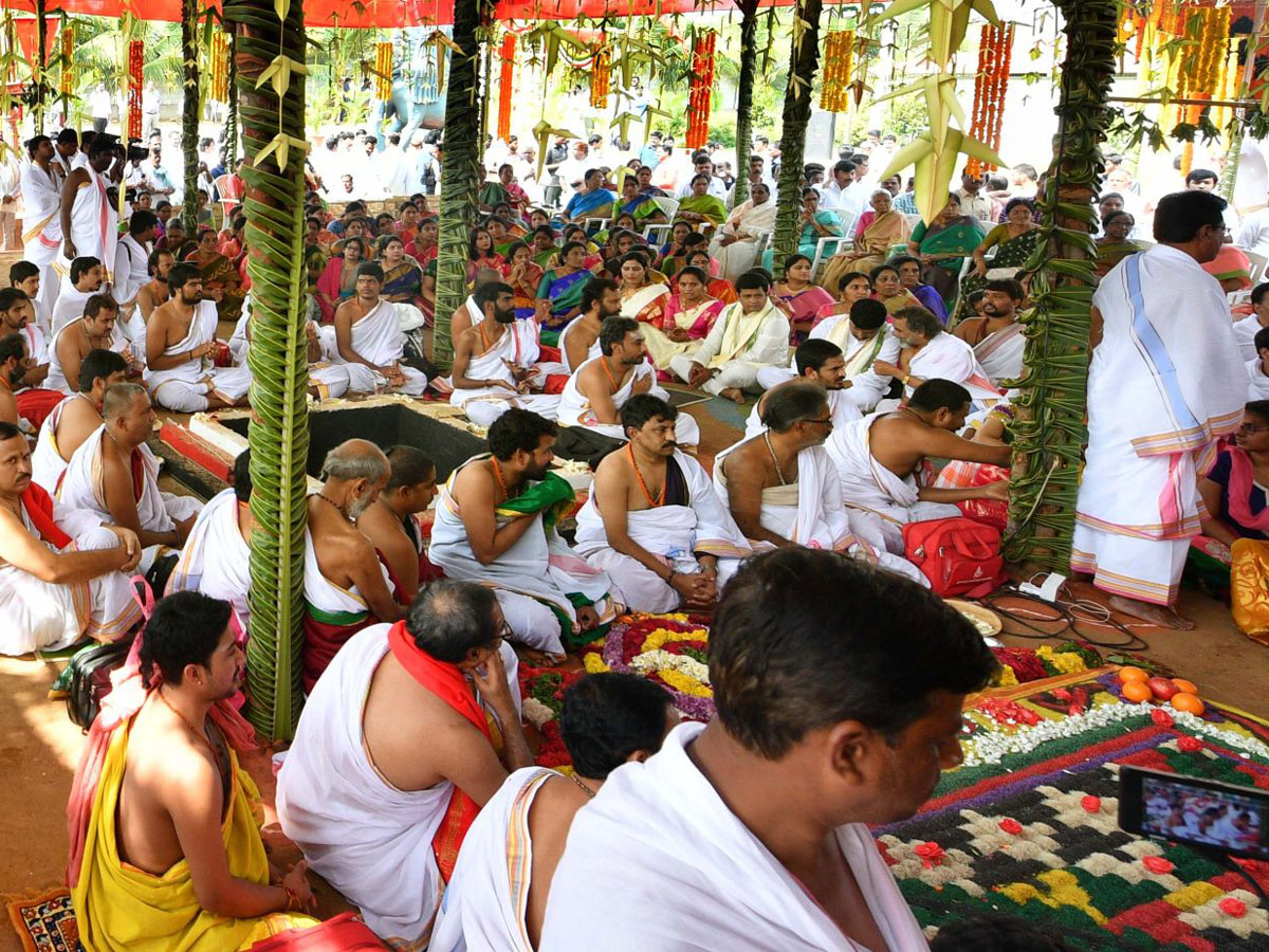 CM KCR Sahasra Chandi Yagam continued on Third Day Photo Gallery - Sakshi20