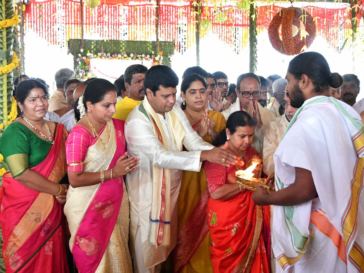 CM KCR Sahasra Chandi Yagam continued on Third Day Photo Gallery - Sakshi24