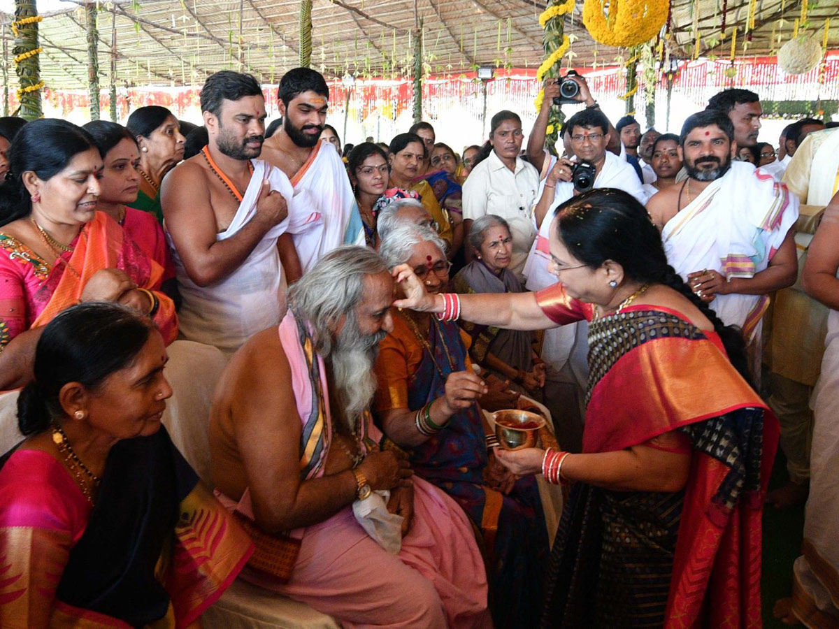 CM KCR Sahasra Chandi Yagam continued on Third Day Photo Gallery - Sakshi27