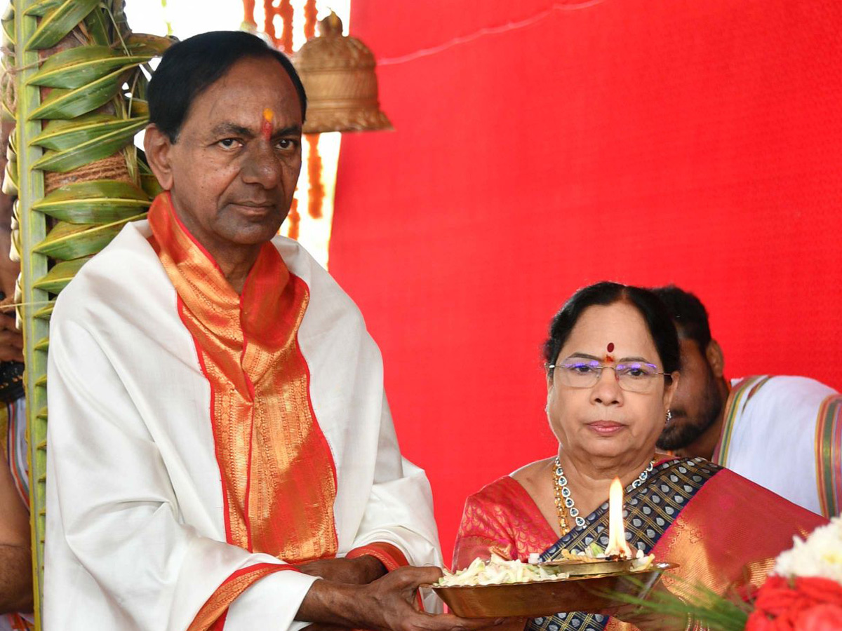 CM KCR Sahasra Chandi Yagam continued on Third Day Photo Gallery - Sakshi32