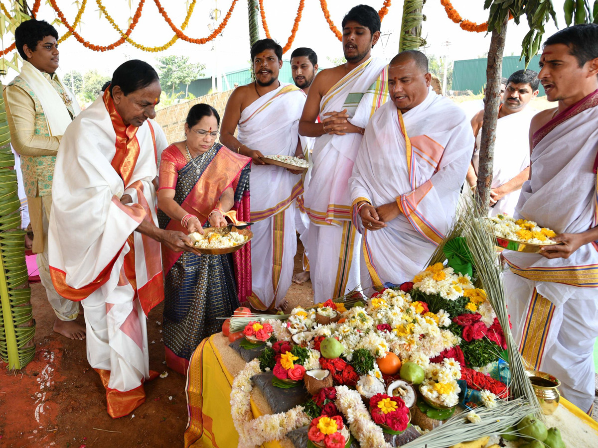 CM KCR Sahasra Chandi Yagam continued on Third Day Photo Gallery - Sakshi4