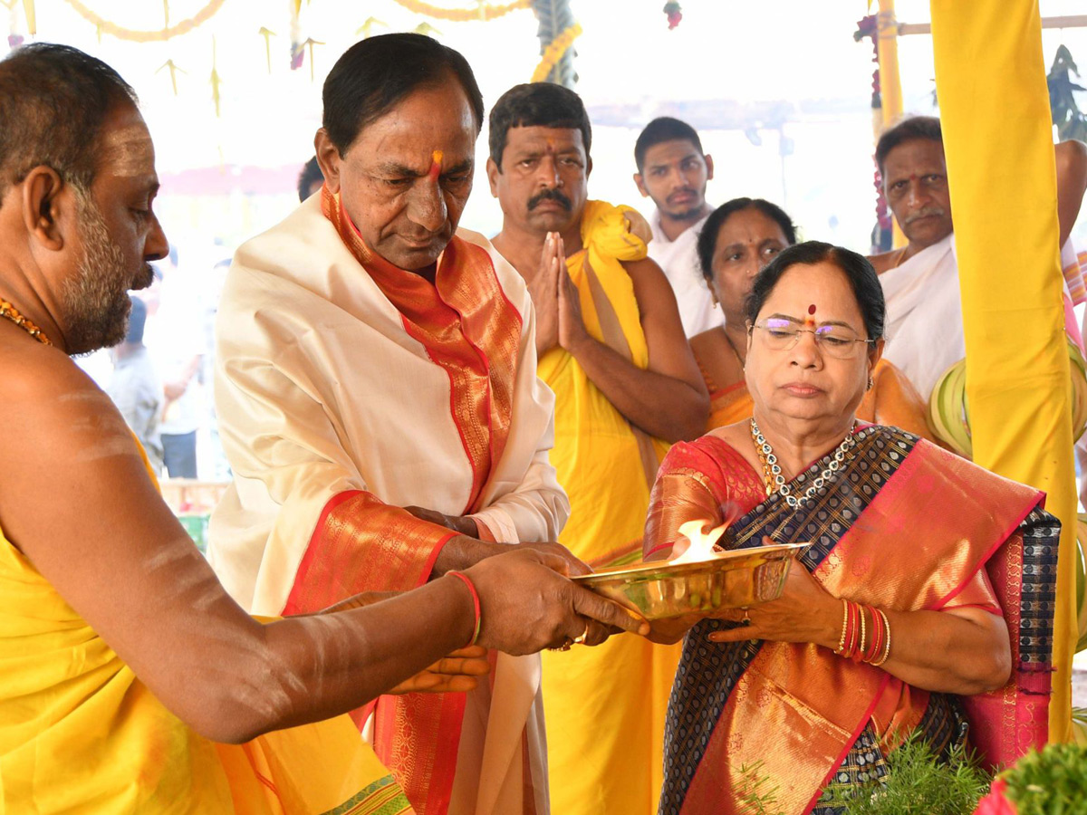 CM KCR Sahasra Chandi Yagam continued on Third Day Photo Gallery - Sakshi5