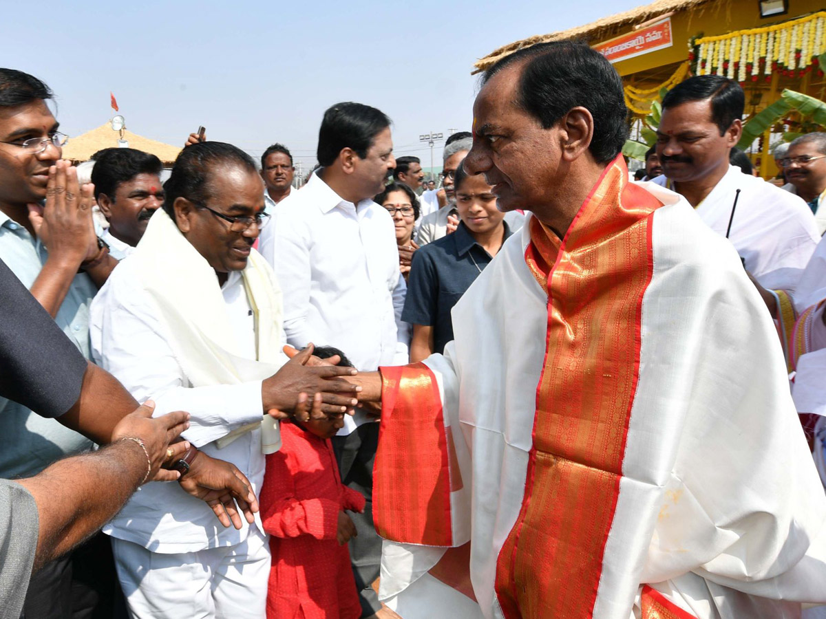 CM KCR Sahasra Chandi Yagam continued on Third Day Photo Gallery - Sakshi9