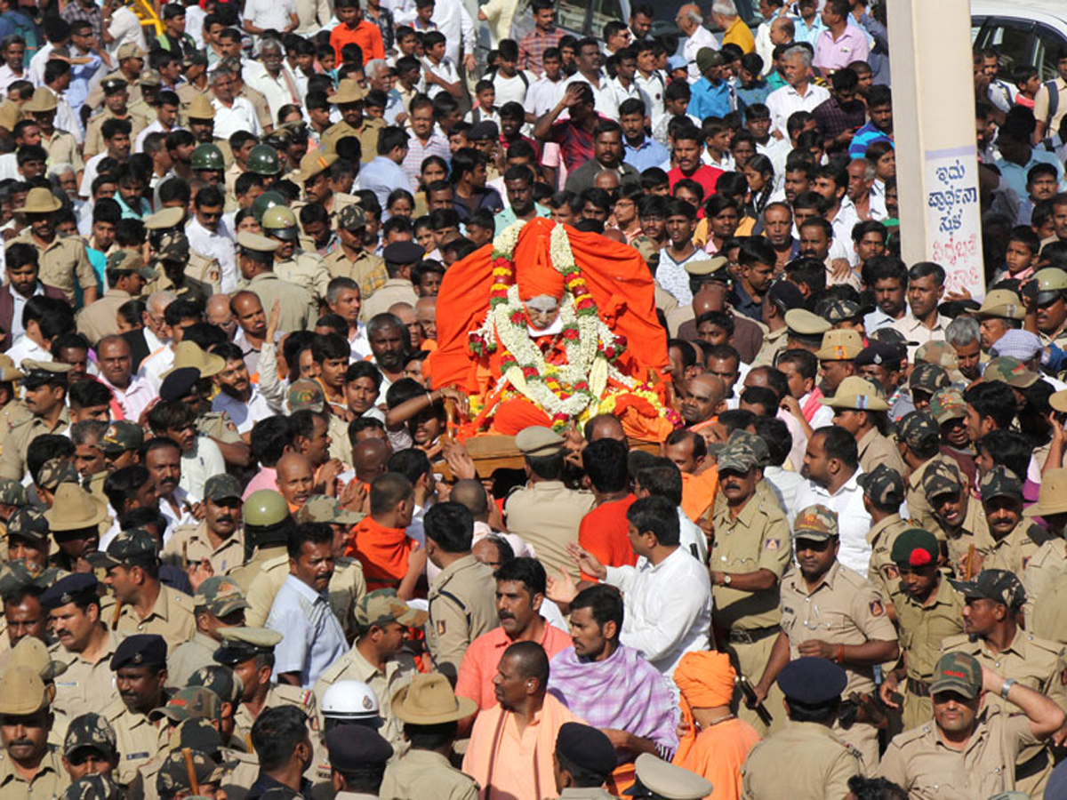 shivakumara swamis funeral Photo Gallery - Sakshi7