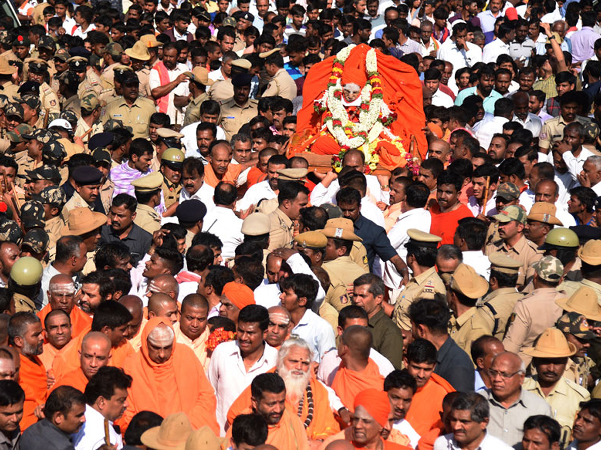 shivakumara swamis funeral Photo Gallery - Sakshi1