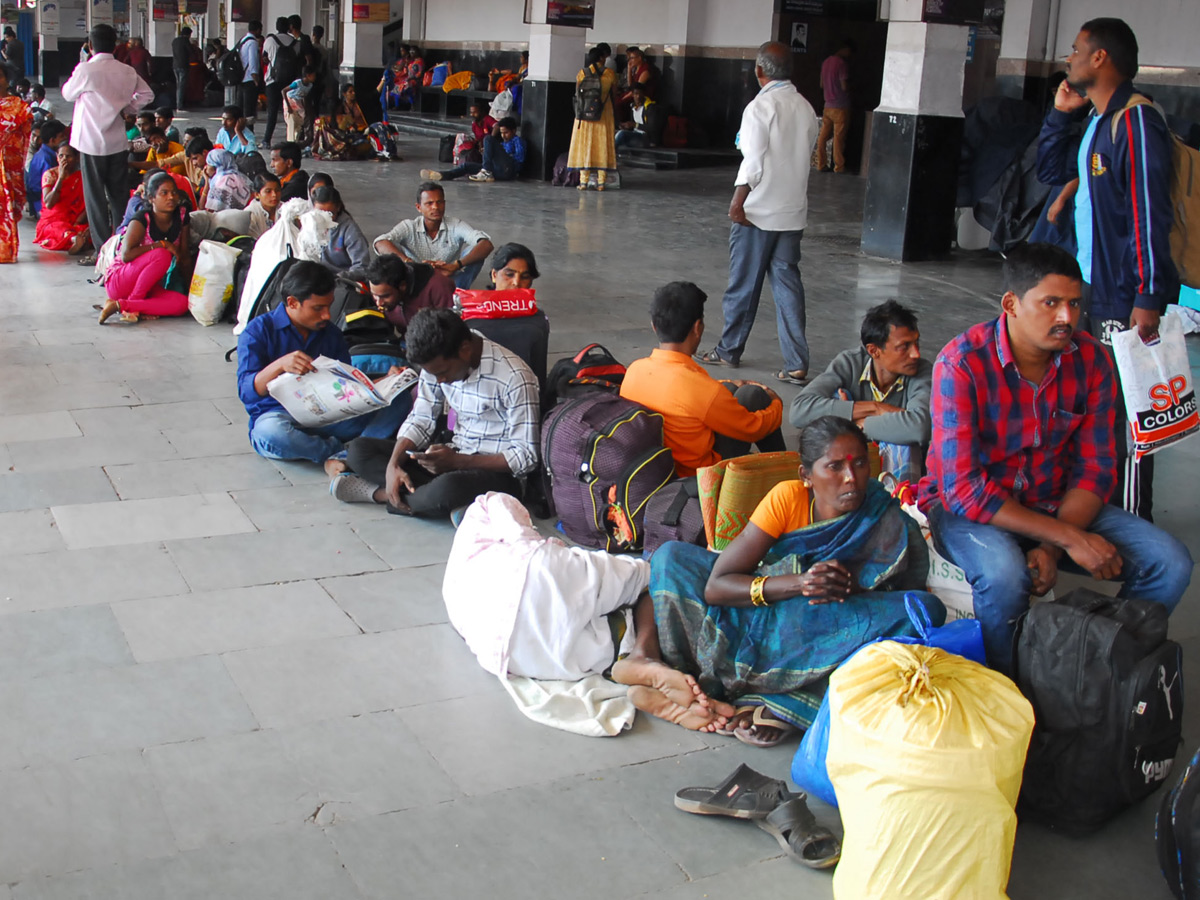 Heavy Rush in Secunderabad Railway Photo Gallery - Sakshi11