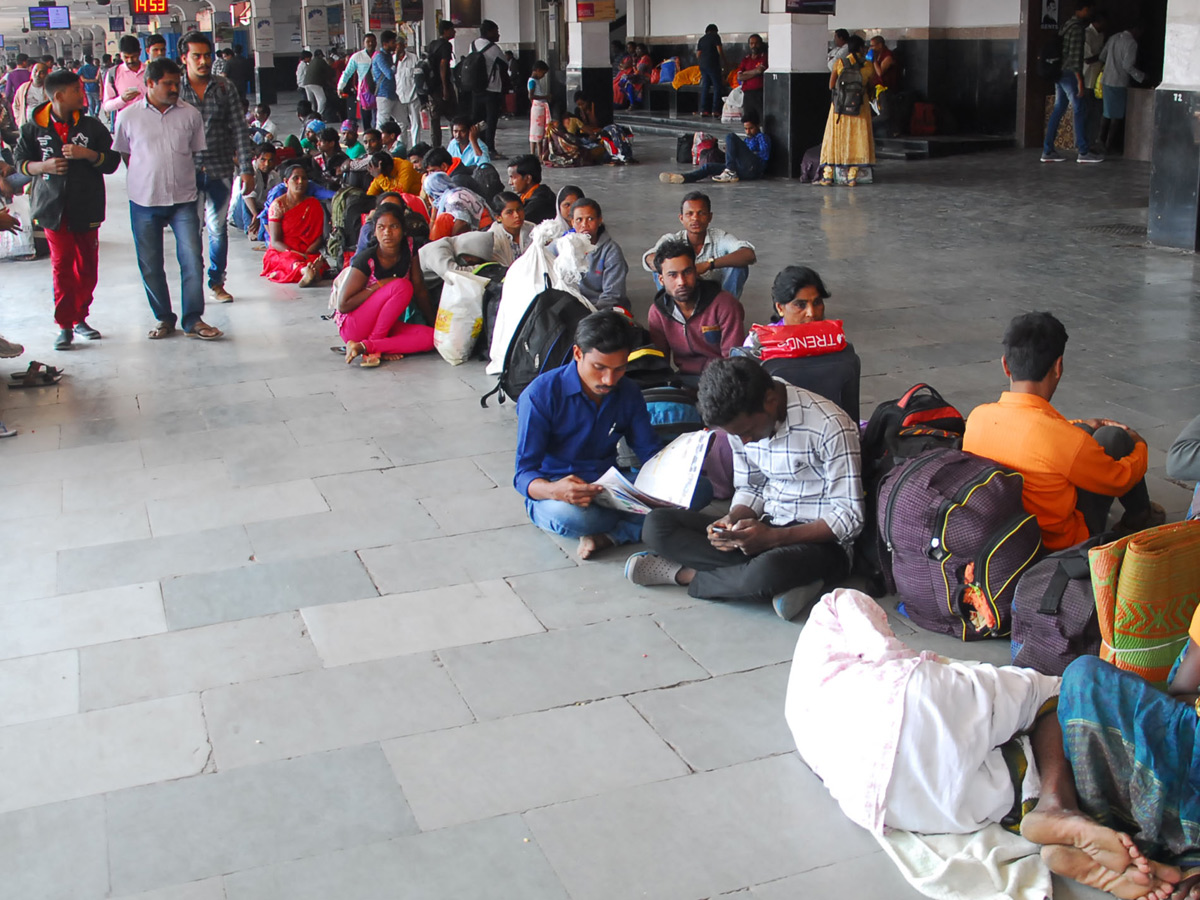 Heavy Rush in Secunderabad Railway Photo Gallery - Sakshi12