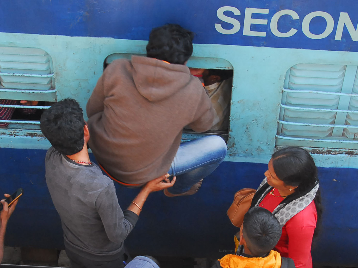 Heavy Rush in Secunderabad Railway Photo Gallery - Sakshi13