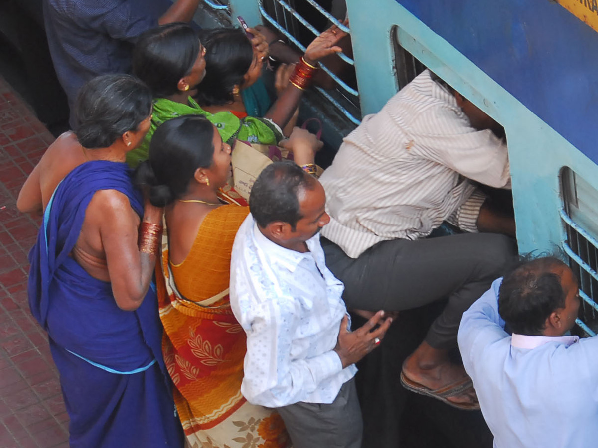 Heavy Rush in Secunderabad Railway Photo Gallery - Sakshi14