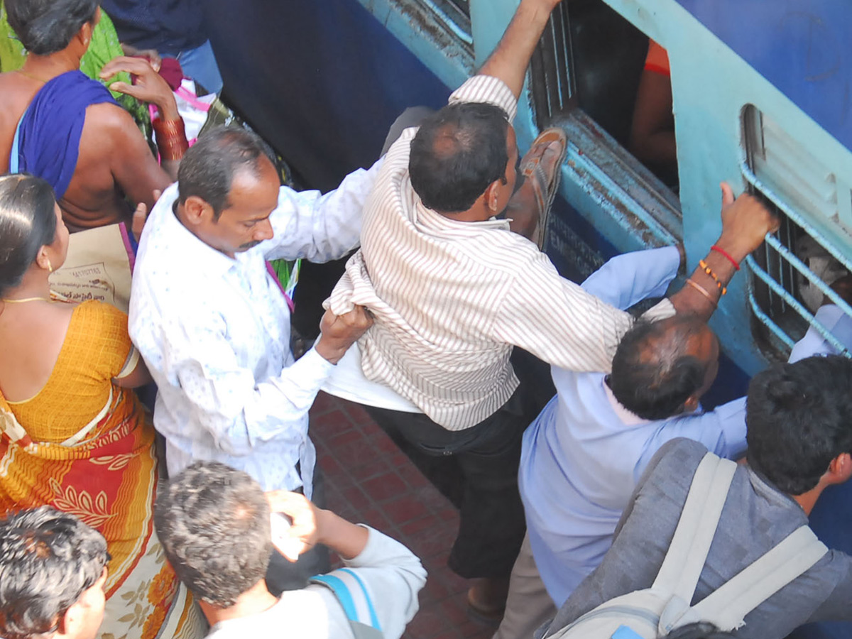 Heavy Rush in Secunderabad Railway Photo Gallery - Sakshi15