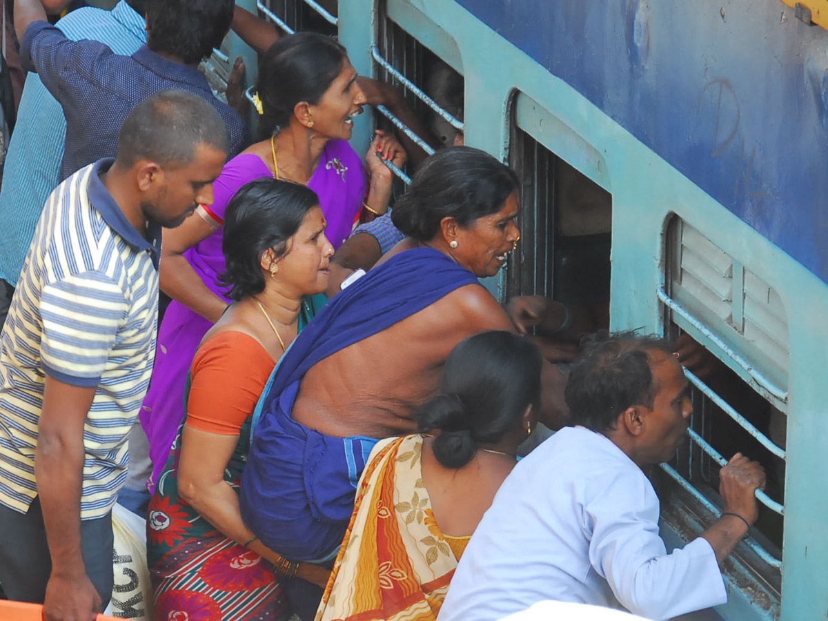 Heavy Rush in Secunderabad Railway Photo Gallery - Sakshi3