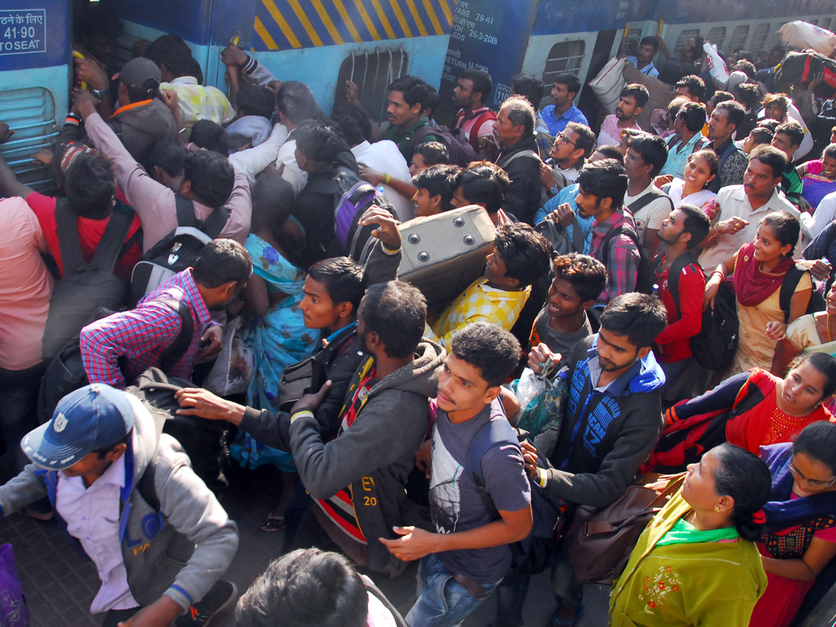 Heavy Rush in Secunderabad Railway Photo Gallery - Sakshi5