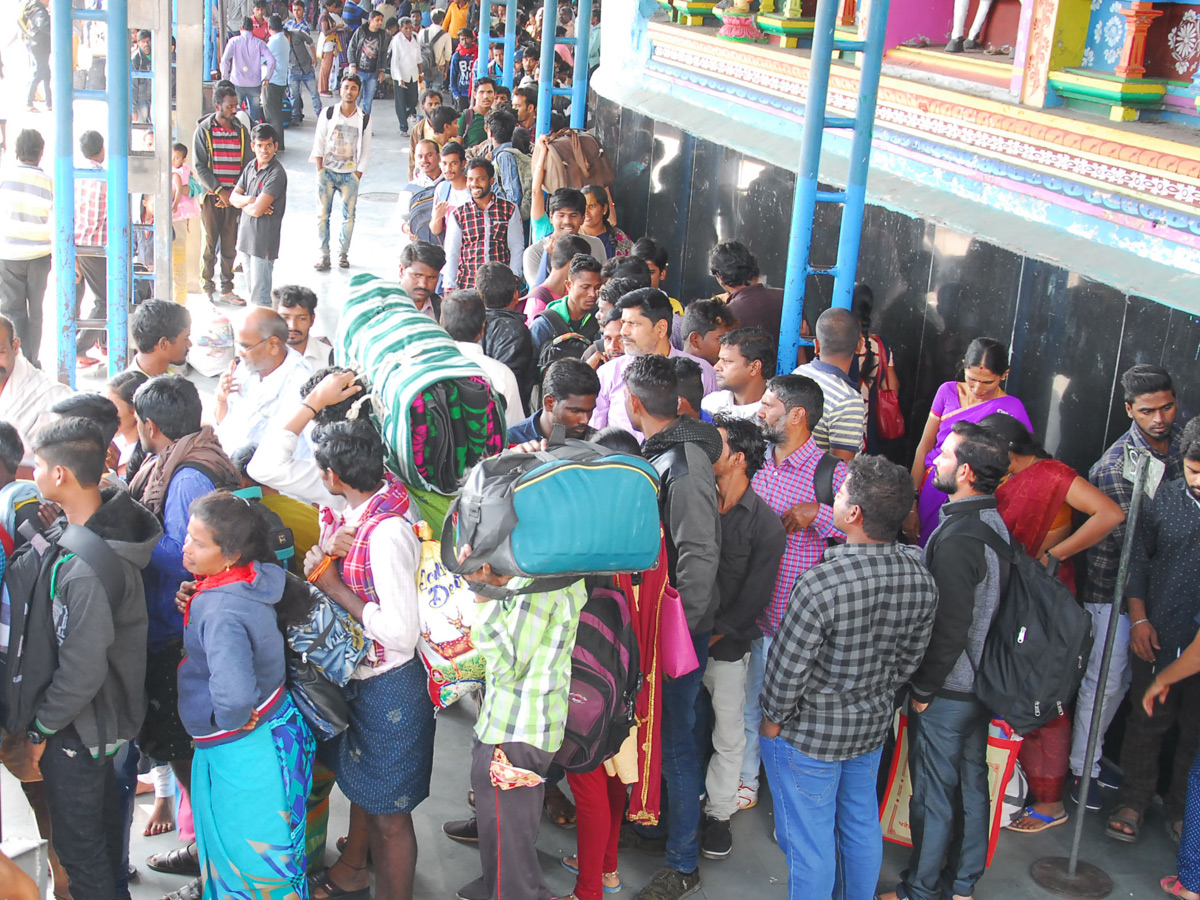 Heavy Rush in Secunderabad Railway Photo Gallery - Sakshi8