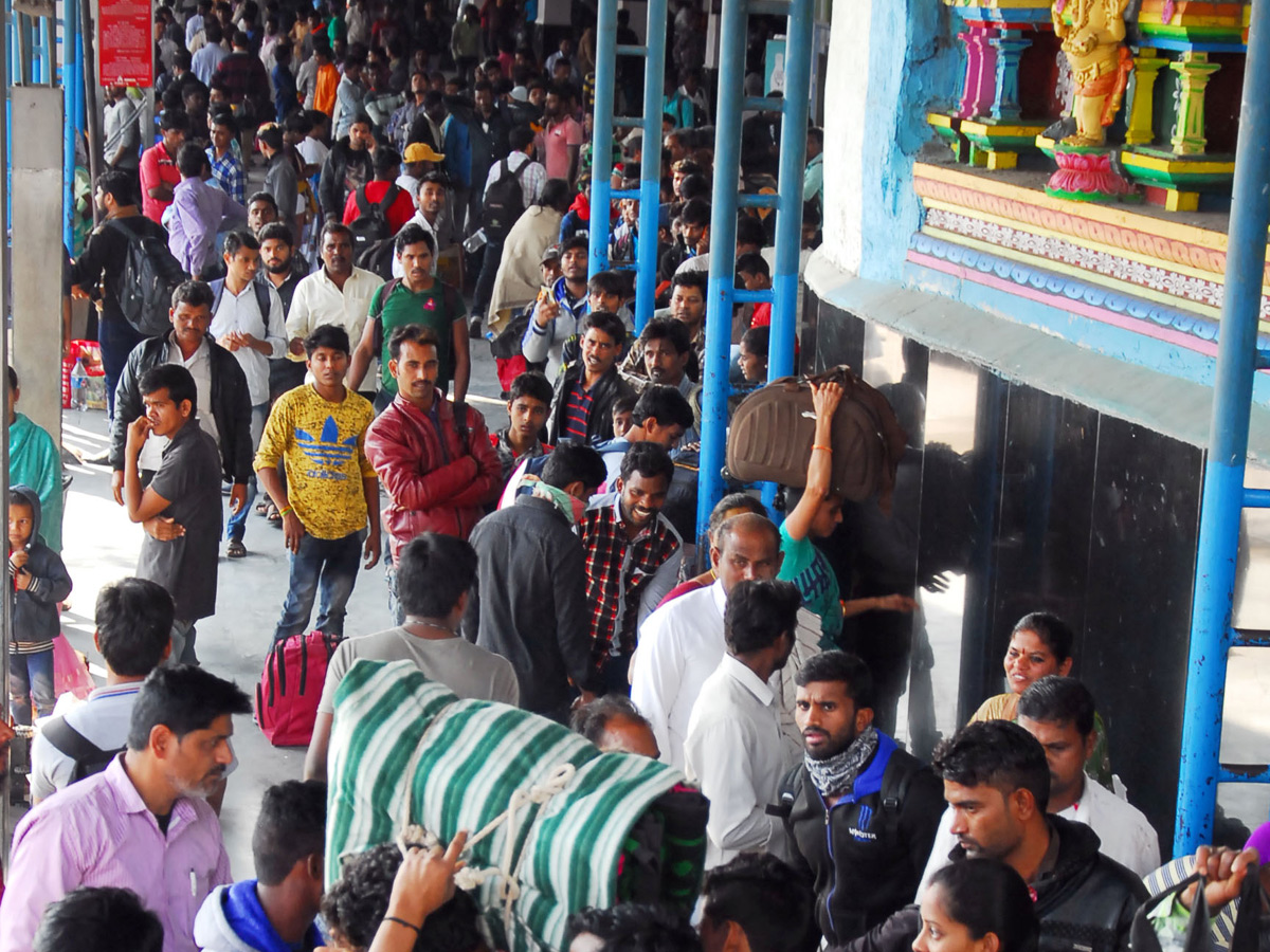 Heavy Rush in Secunderabad Railway Photo Gallery - Sakshi9