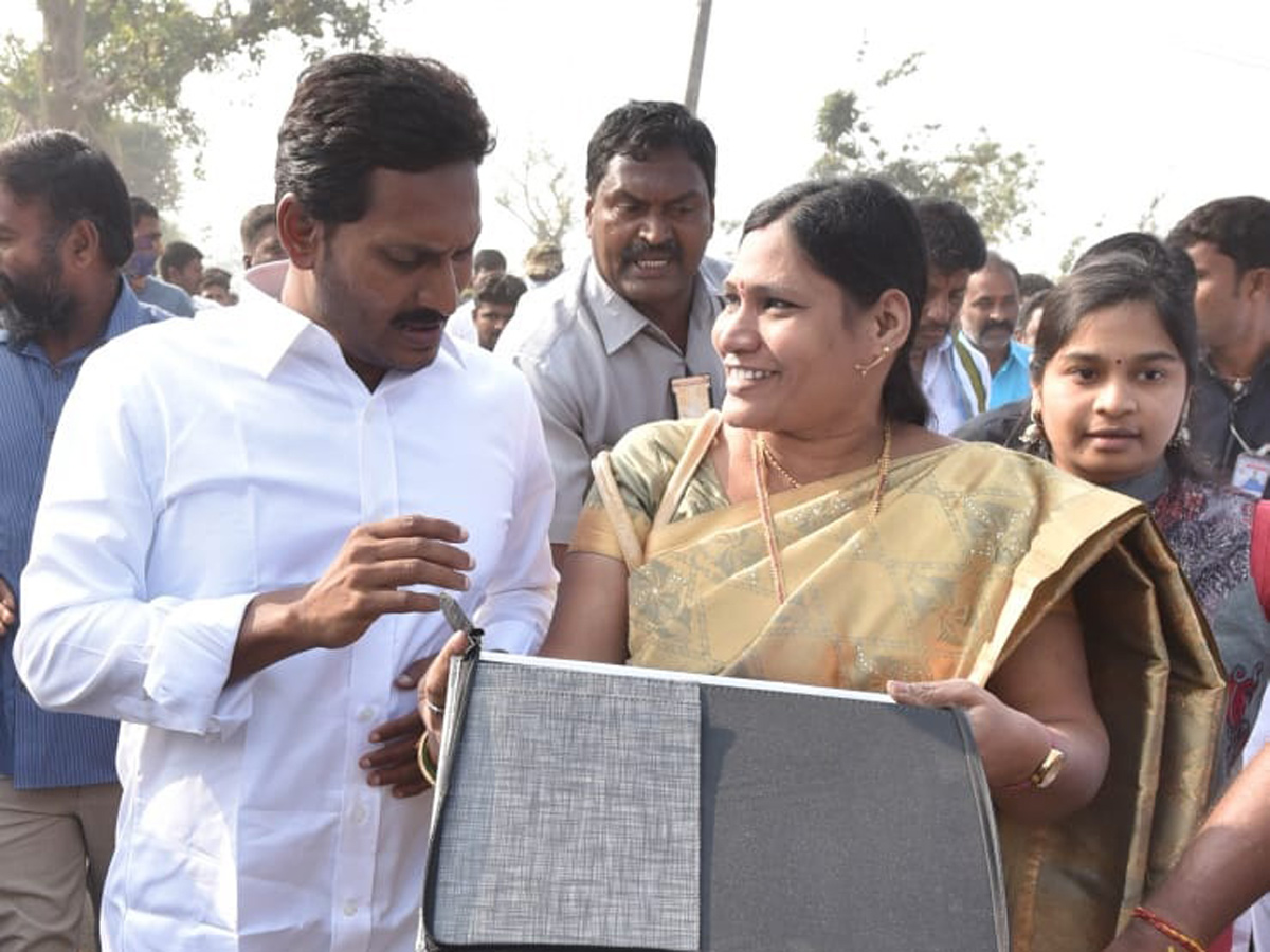 YS jagan padayatra at Sikakulam District photo gallery - Sakshi7