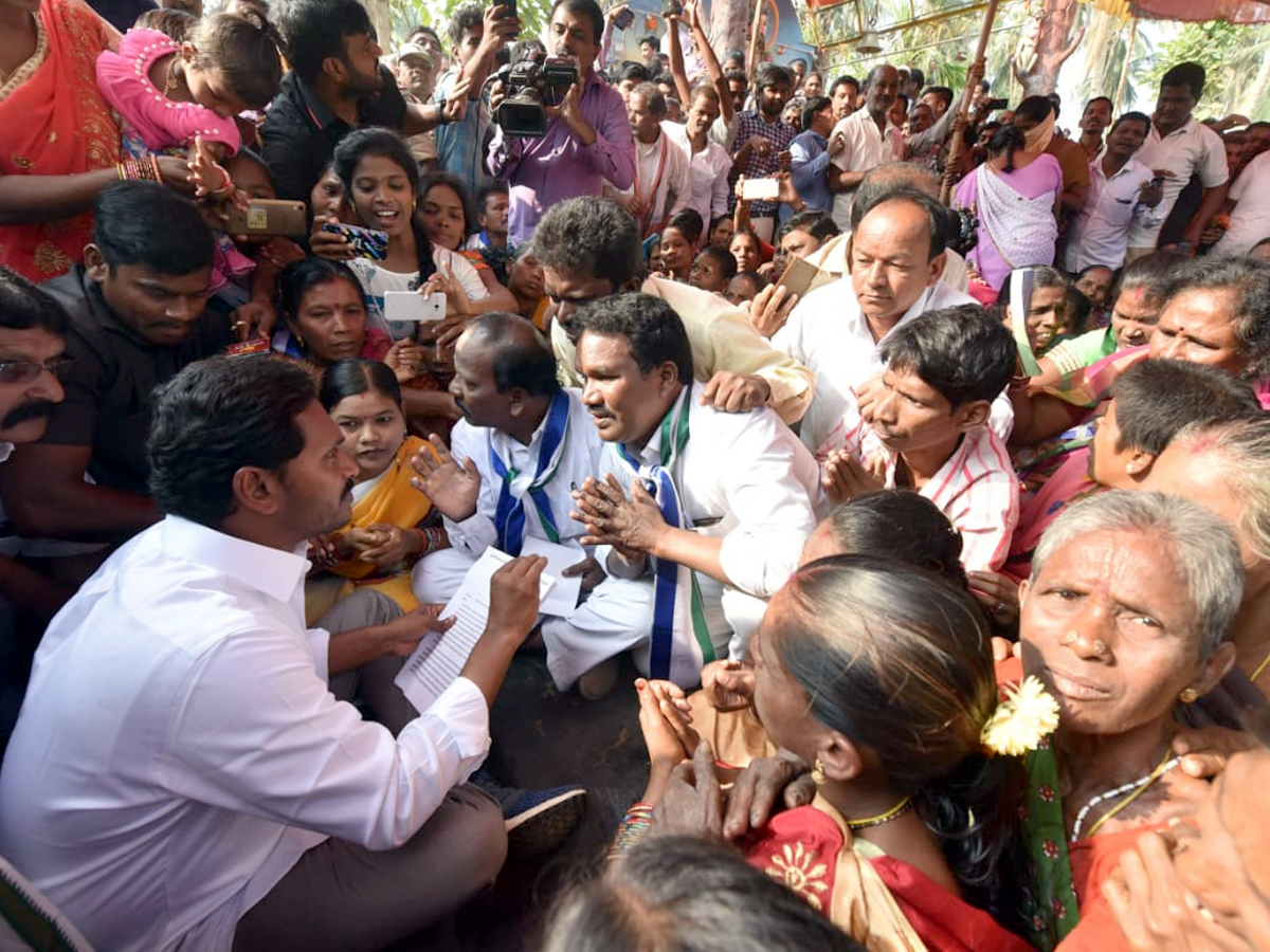 YS Jagan PrajaSankalpaYatra Day 340th Photo Gallery - Sakshi12