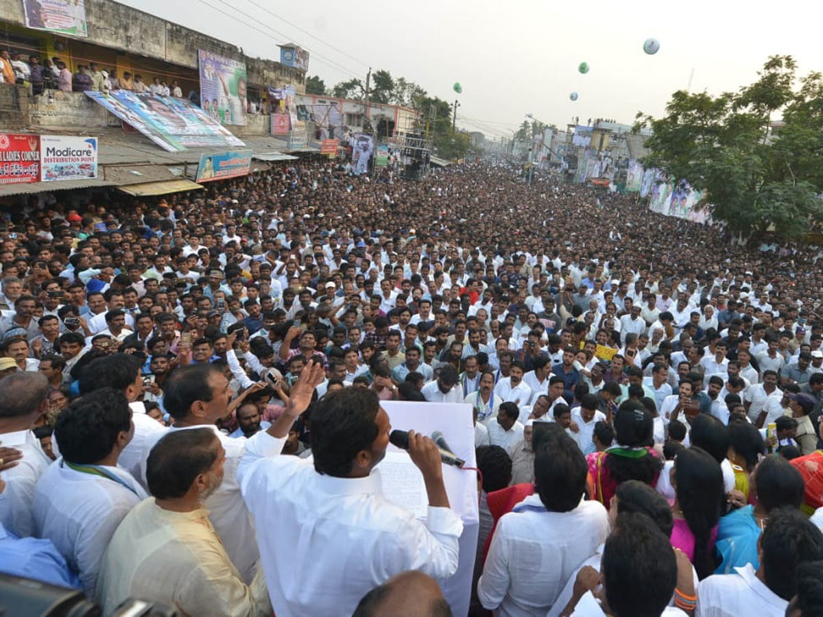 YS jagan padayatra at Ichchapuram photo gallery - Sakshi1