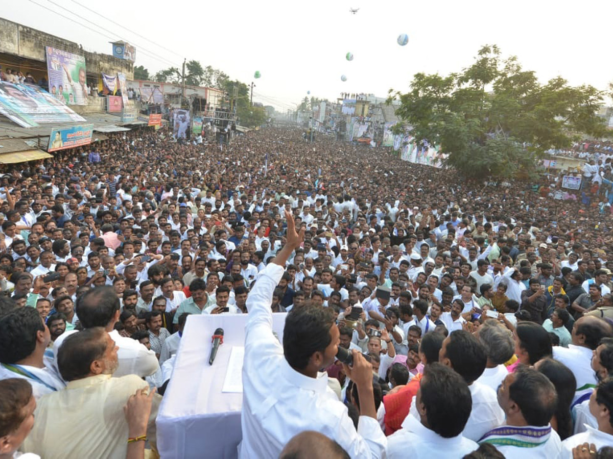 YS jagan padayatra at Ichchapuram photo gallery - Sakshi11