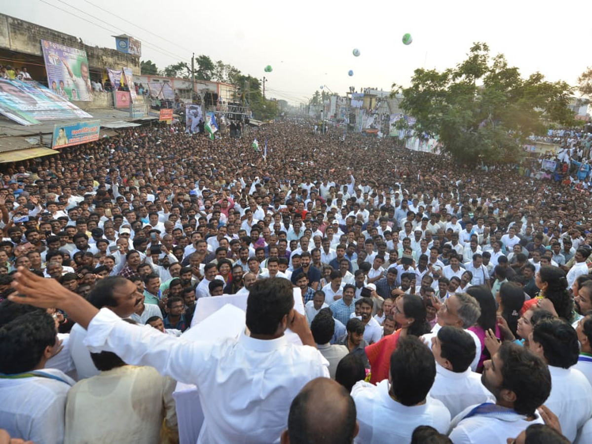 YS jagan padayatra at Ichchapuram photo gallery - Sakshi12