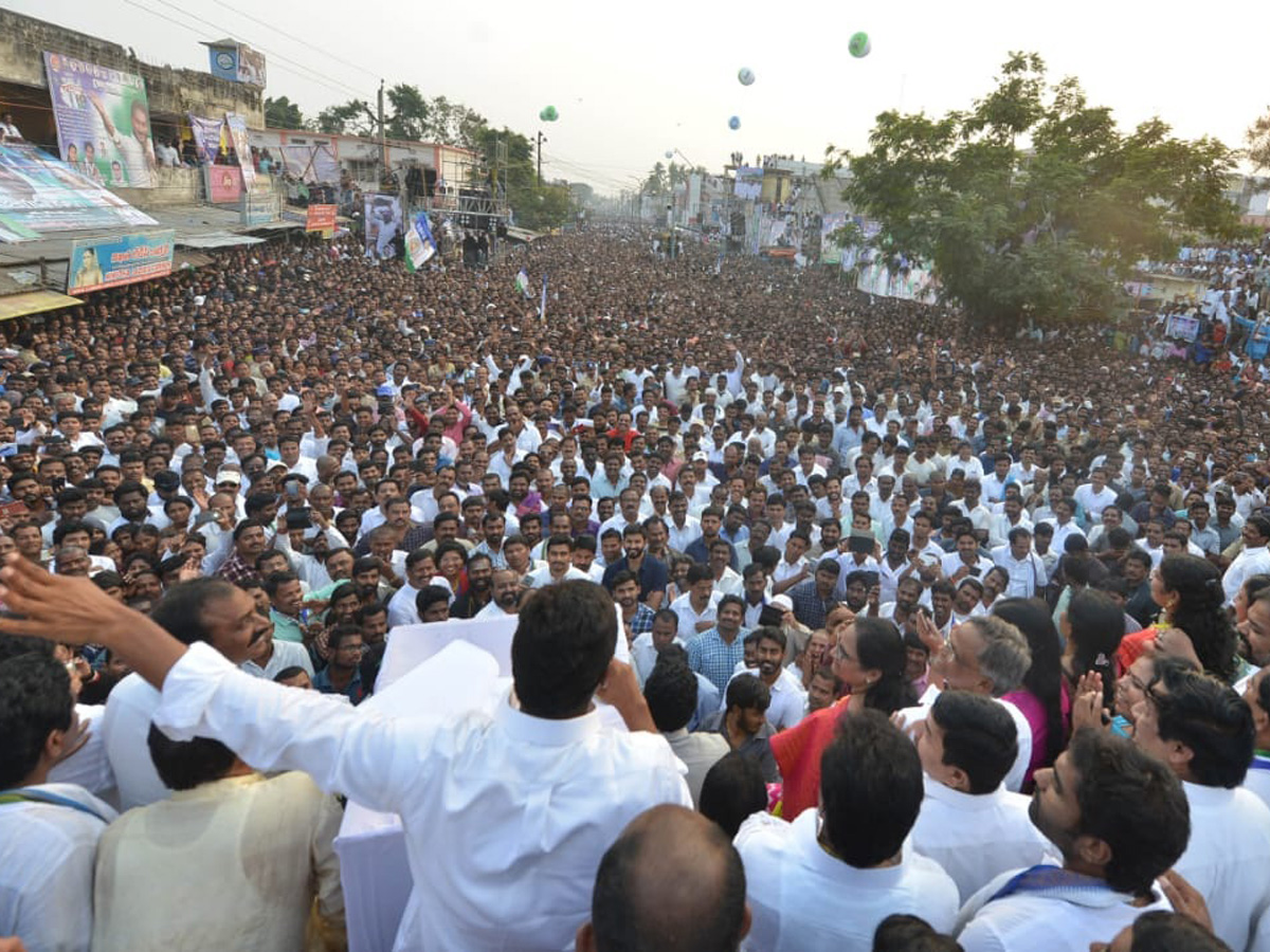 YS jagan padayatra at Ichchapuram photo gallery - Sakshi5