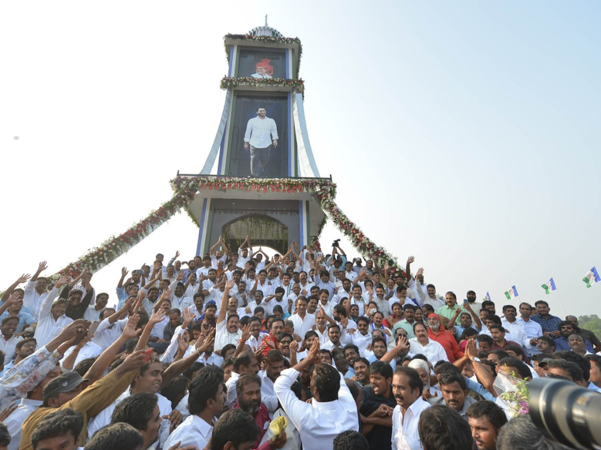 YS jagan padayatra at ichapuram Photo Gallery - Sakshi1