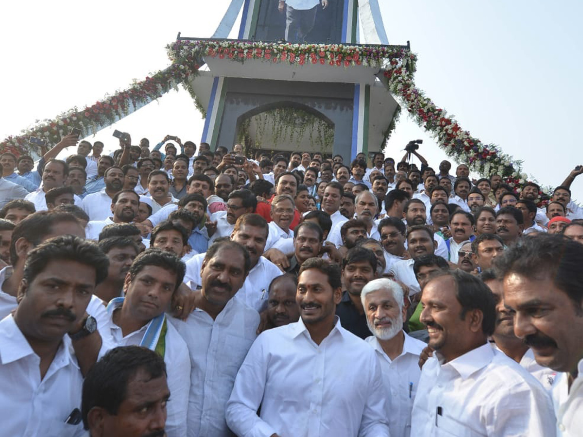 YS jagan padayatra at ichapuram Photo Gallery - Sakshi5