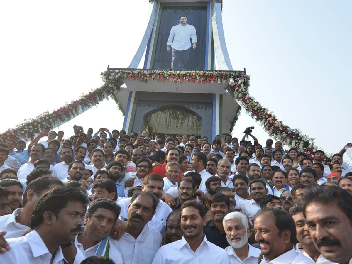 YS jagan padayatra at ichapuram Photo Gallery - Sakshi7