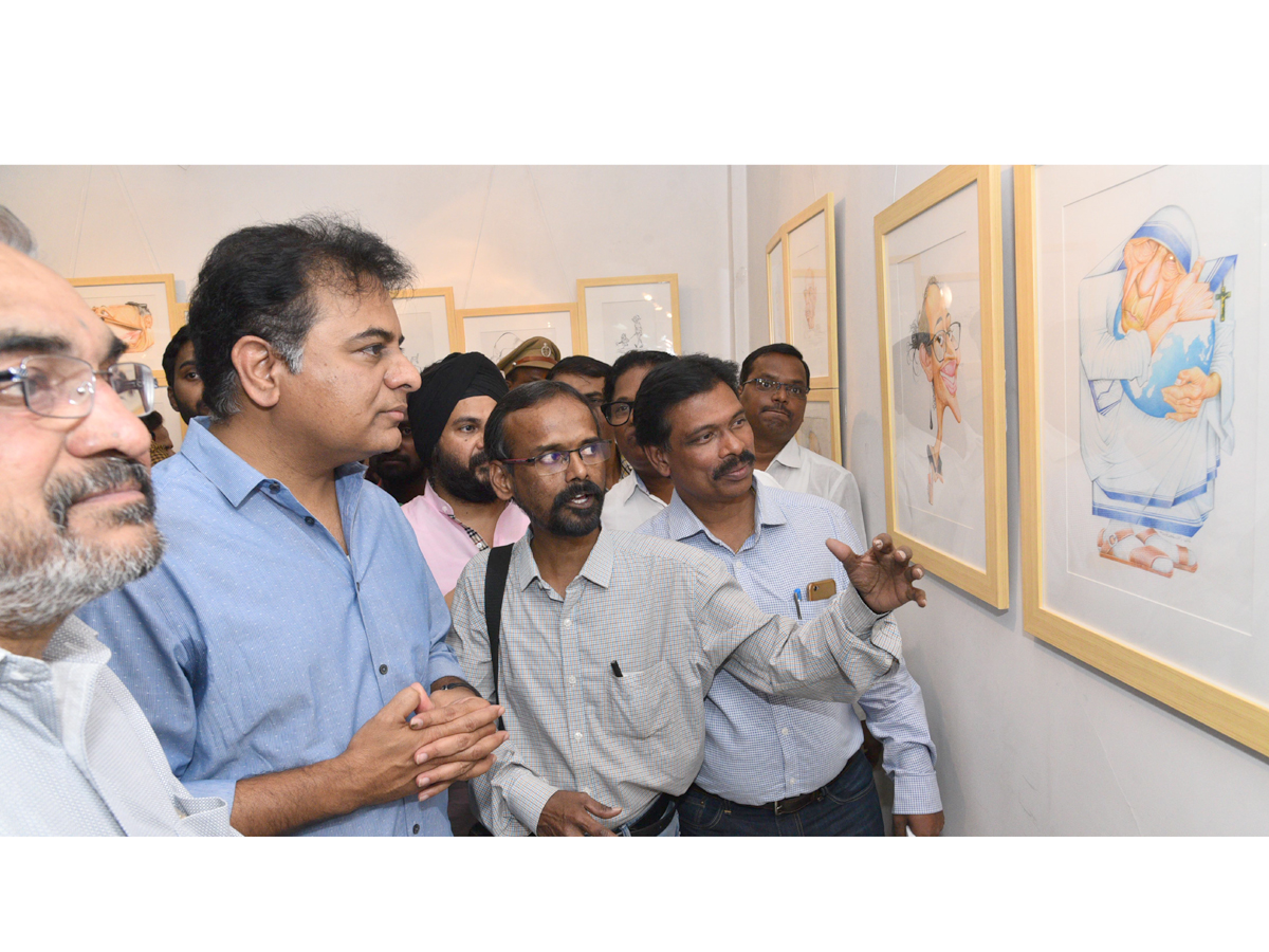 Caricature graphic performance in the art gallery - Sakshi11