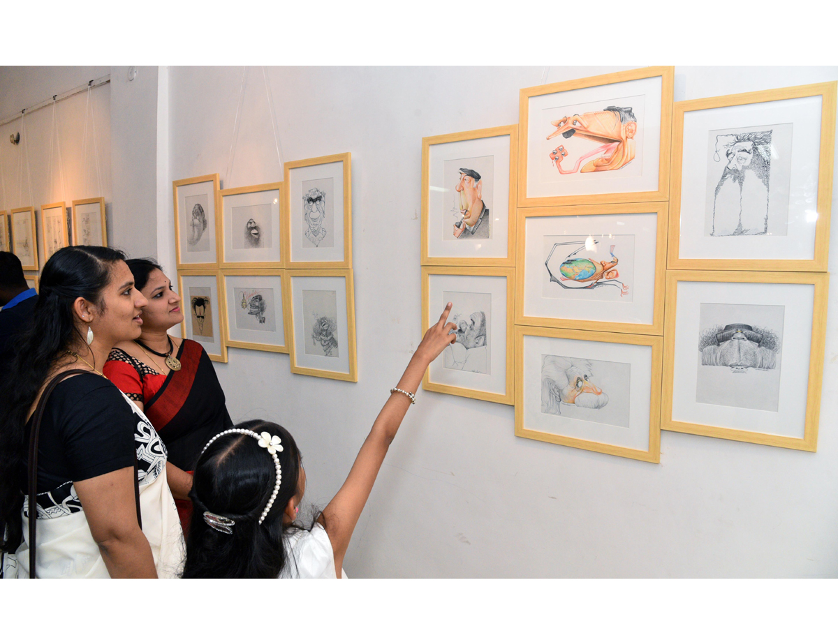 Caricature graphic performance in the art gallery - Sakshi12