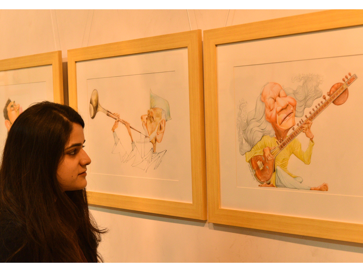 Caricature graphic performance in the art gallery - Sakshi4