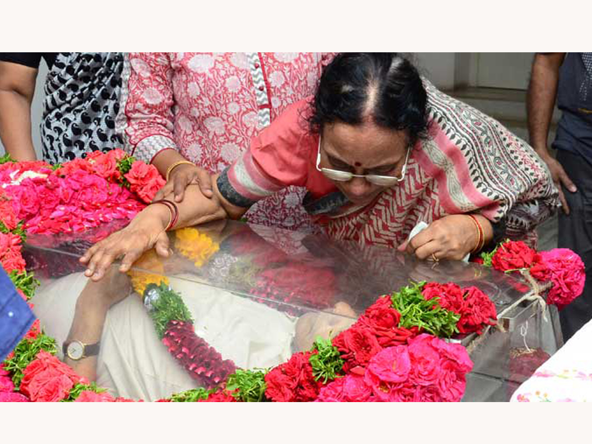 Director Vijaya Bapineedu passes away Photo Gallery - Sakshi4