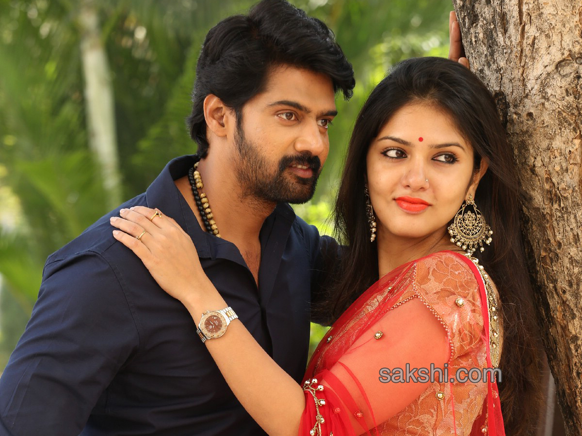 Naveen Chandra And Gayathri Suresh Hero Heroine Teaser  - Sakshi1