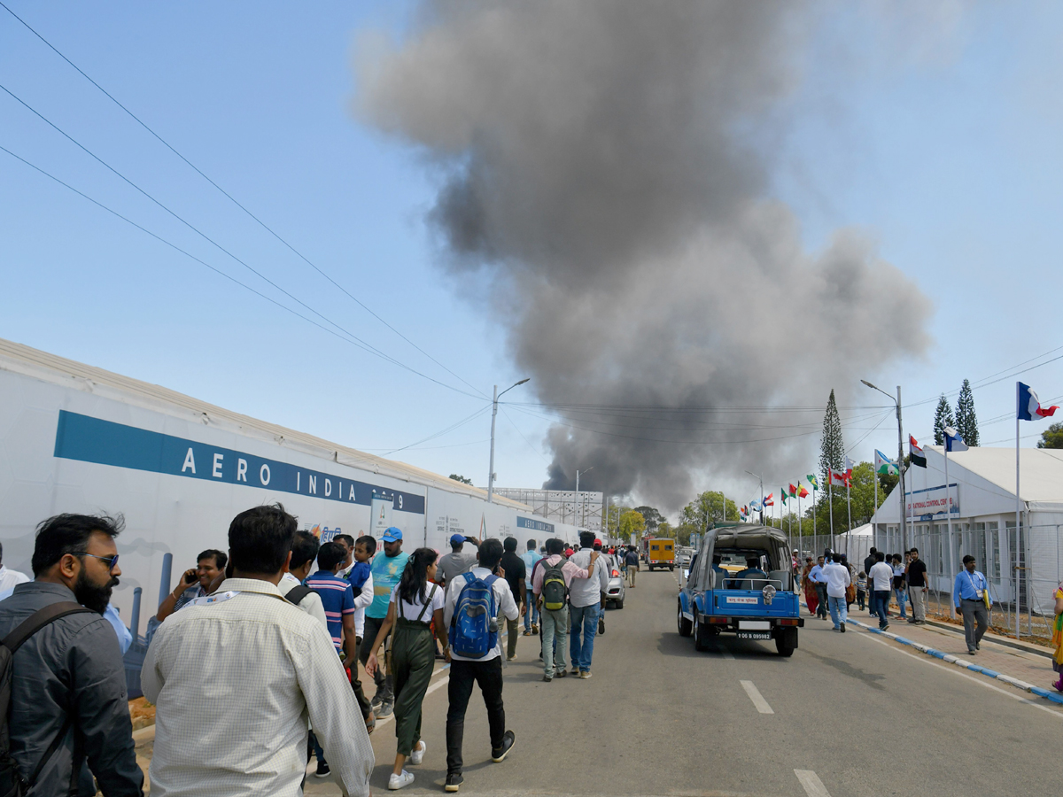 300 Vehicles On Fire Near Bengaluru Air Show Photo Gallery - Sakshi2